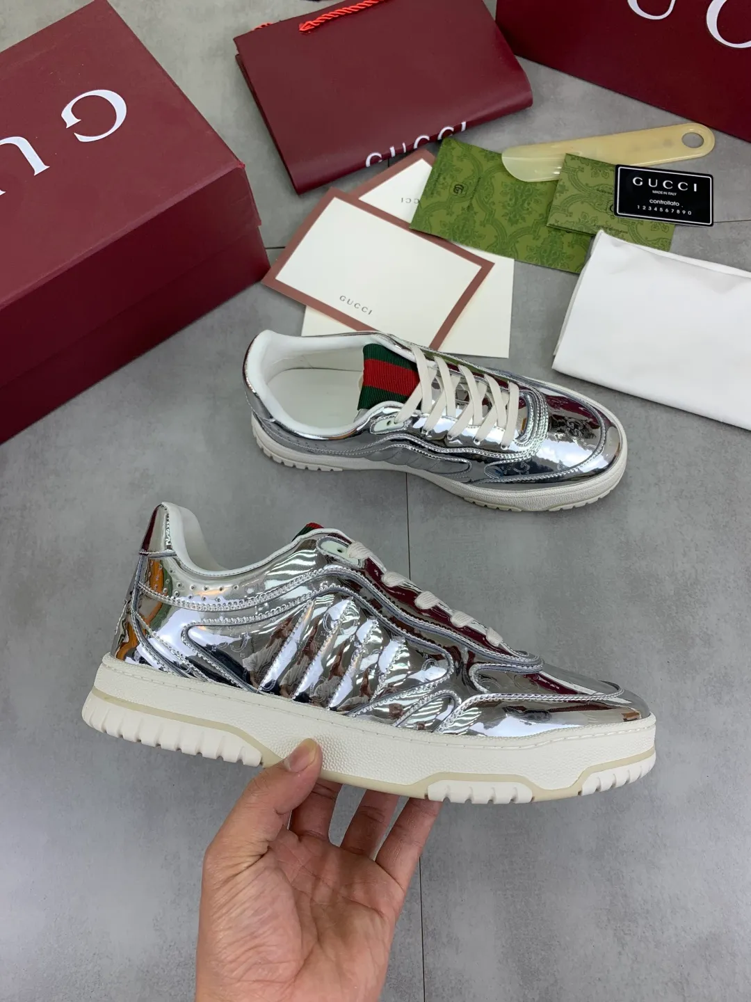 Men's men's shoes 💰P562 new Gucci Gucci couple 🧑‍🤝‍🧑 autumn and winter low-end catwalk casual sneakers, top version! The oil edge craftsmanship is reproduced one to one. New model for early spring, creating a perfect style, cool and sassy, ​​c-position fashionable wear, classic shoe style with retro and futuristic feel, showing exquisite texture! Open mold to customize high-density outsole. Comes fully packaged. Size: Female 35-40 Male 39-45 Fabric: Imported calfskin punching Lining: Imported original sheepskin lining